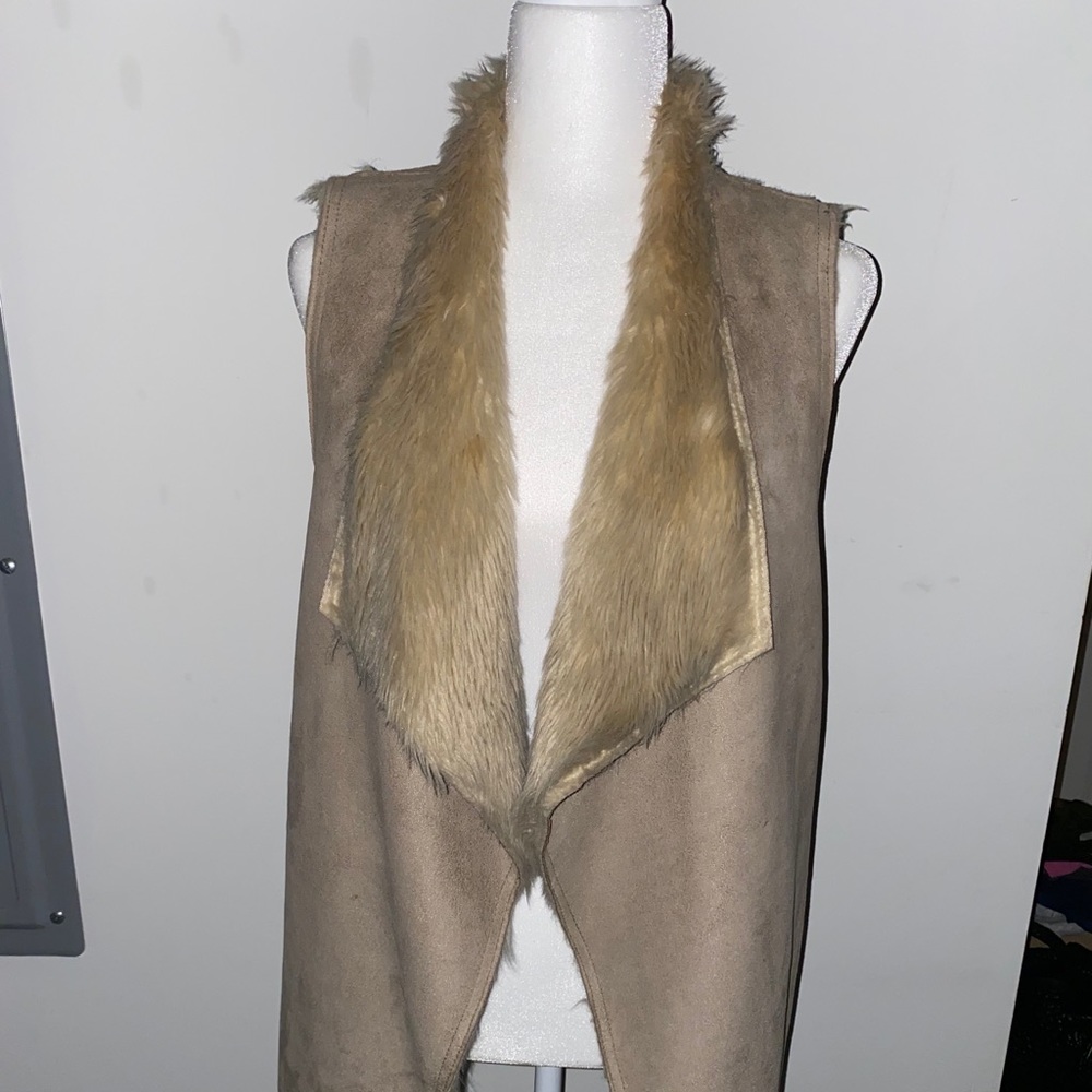 Women’s Suede and Fur leather vest. Beige color. Women’s size medium.